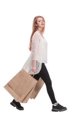 Alışveriş torbalarıyla güzel bir kız olmanın yan görüntüsü..