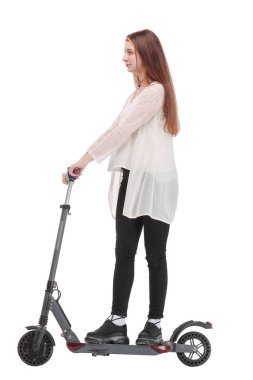 Genç mutlu kadın arka koltukta duruyor.