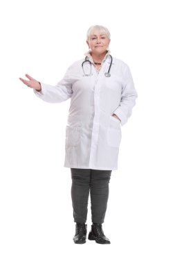 Steteskoplu ve elleri ceplerinde ciddi bir doktor kadın.