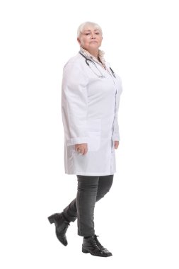 Kameraya gülümseyen kadın doktorun ön görüntüsü.
