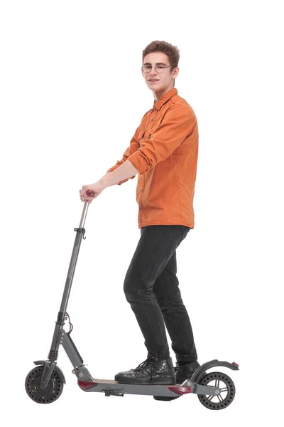 Vista laterale di uomo felice cavalca uno scooter calcio nero — Foto Stock