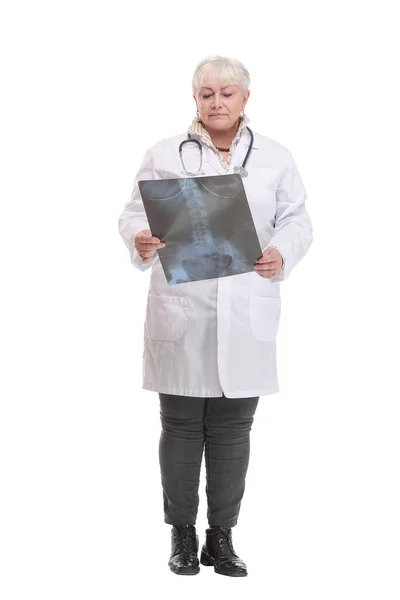 Медичний лікар аналізує рентгенівське зображення, дивлячись на камеру і посміхаючись — стокове фото