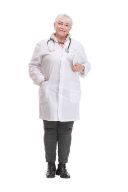 Tam boy gülümseyen kadın doktor ayakta ve tablet kullanıyor.