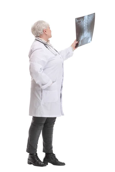 Sidovy av radiolog kvinnlig läkare med röntgenbild — Stockfoto