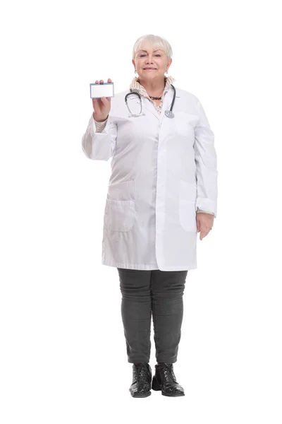 Frontansicht von Krankenschwester oder Ärztin, die Visitenkarte zeigt — Stockfoto