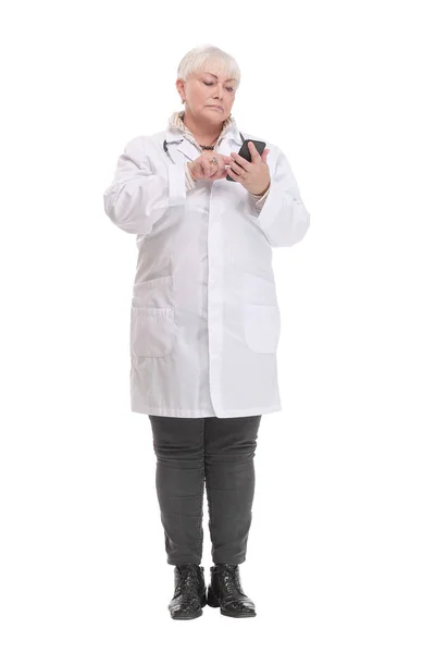 Полнометражный снимок женщины-врача, отправляющей сообщение с мобильного телефона — стоковое фото