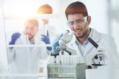 Modern bir Labaratuvar Araştırma Bilimadamı Deneyleri Yapıyor