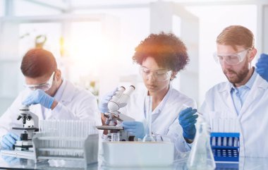 Tıbbi Araştırma Ekibi Üretim Deneysel Uyuşturucu üzerinde çalışıyor.