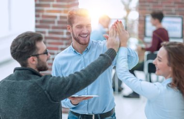 İş ve ofis kavramı - gülümseyen iş ekibi