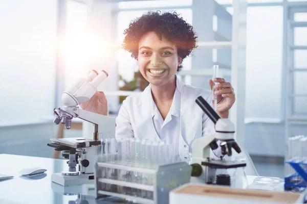 Kobieta naukowiec pracujący w laboratorium — Zdjęcie stockowe