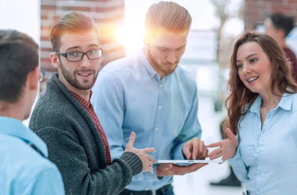 Equipo de negocios con Tablet PC teniendo discusión en offic — Foto de Stock