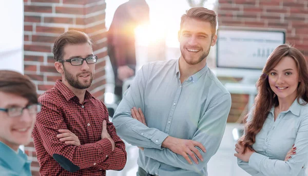 Los empresarios están discutiendo en la oficina . — Foto de Stock