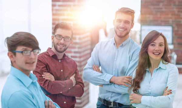 Счастливая команда улыбающихся бизнесменов в офисе
.