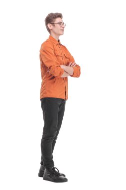 Beyaz arka planda kolları çaprazlanmış gülümseyen yakışıklı genç adam.