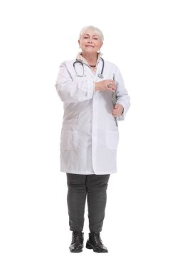 Elinde dosya tutan yaşlı kadın doktorun portresi.