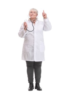 Steteskopla dinleyen kadın bir doktor, beyaz arka planda izole edilmiş.