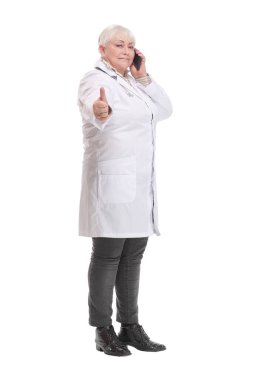 Cep telefonuyla konuşan orta yaşlı kadın doktor portresi..