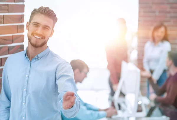 Retrato del exitoso equipo de negocios sentado en el cargo . — Foto de Stock