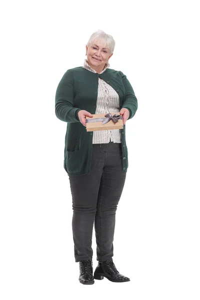 Retrato de alegre positiva feliz encantadora mulher idosa com penteado tendo caixa de presente — Fotografia de Stock
