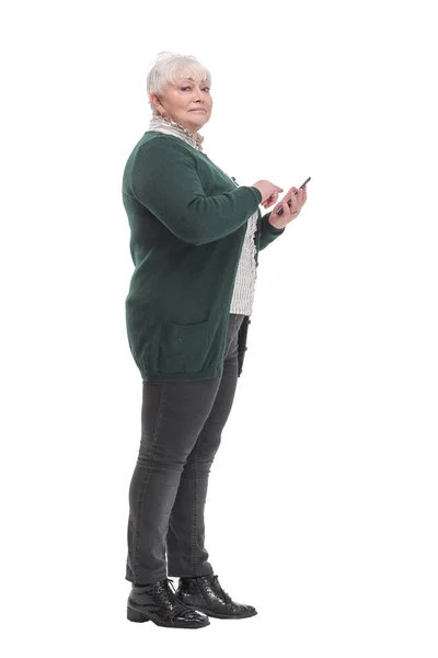 Zijaanzicht van vrolijke moderne vrouw van middelbare leeftijd in jeans met smartphone — Stockfoto