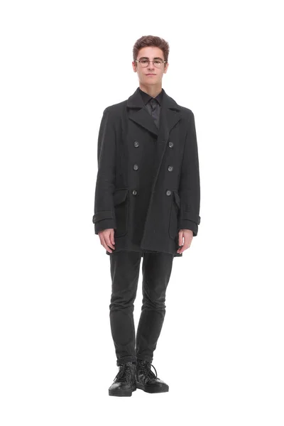 Modeaufnahme eines jungen gutaussehenden Mannes im schwarzen Mantel — Stockfoto