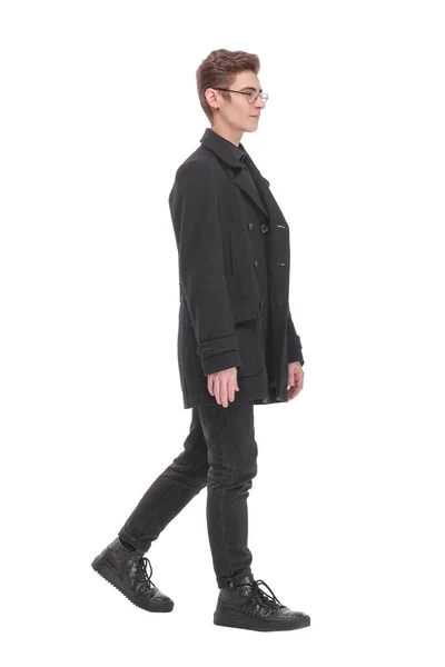 Modeaufnahme eines jungen Mannes in schwarzem Mantel auf weißem Hintergrund — Stockfoto