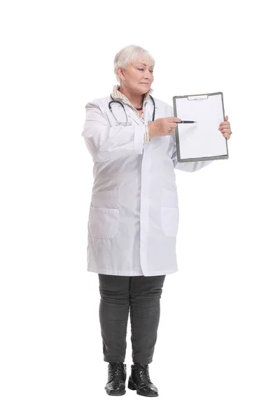 Médico femenino sosteniendo carpeta vacía con archivos de enfermedad de la enfermedad y punto por lápiz portapapeles en blanco. —  Fotos de Stock