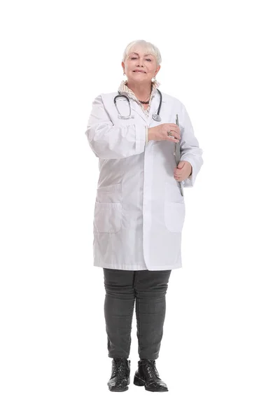 클립보드를 들고 있는 선임 여성 의사의 모습 — 스톡 사진
