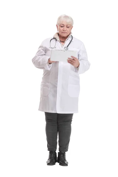 Pohled zepředu vážná lékařka žena s počítačem tablet. — Stock fotografie