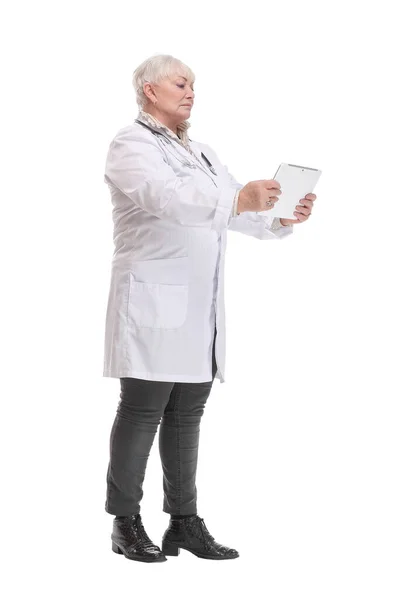 Sidovy av en mogen läkare med hjälp av en tablett dator - isolerad över en vit bakgrund — Stockfoto
