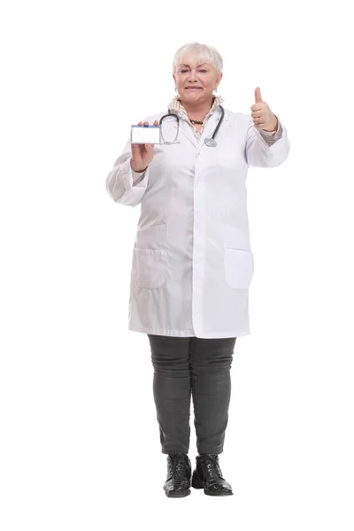 Přední pohled na zdravotní sestru nebo lékařku ukazující vizitku — Stock fotografie