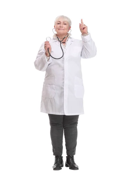 Eine Ärztin mit Stethoskop hört zu, isoliert auf weißem Hintergrund — Stockfoto