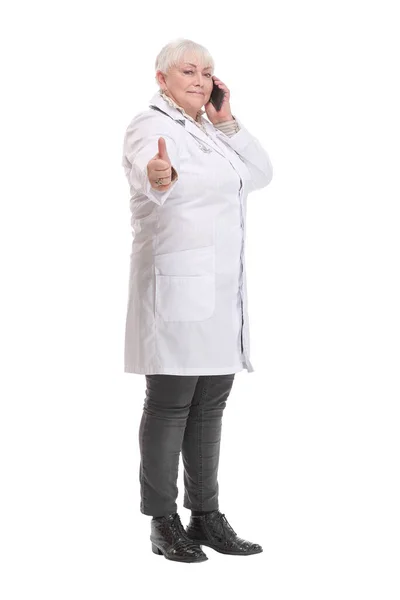 Porträtt av medelålders kvinnlig läkare talar med någon på sin mobiltelefon. — Stockfoto