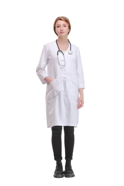 Piena lunghezza di giovane donna medico sorridente con stetoscopio — Foto Stock
