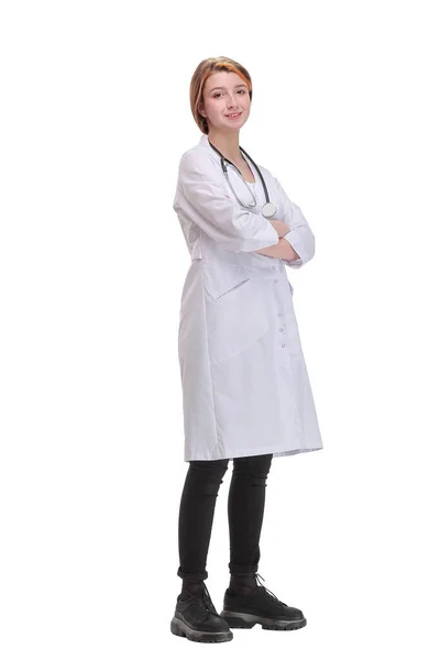 Vista anteriore di attraente felice sorridente medico infermiere donna in piedi con le braccia incrociate — Foto Stock