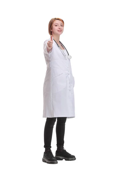 Vista frontal de la atractiva enfermera médica sonriente feliz de pie con los brazos cruzados —  Fotos de Stock
