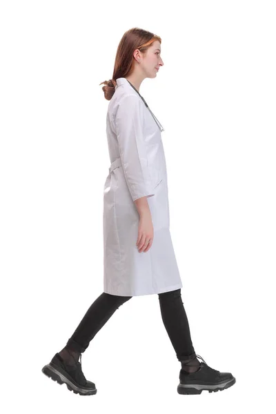 Pełna długość portret lekarza kobieta idzie bokiem — Zdjęcie stockowe