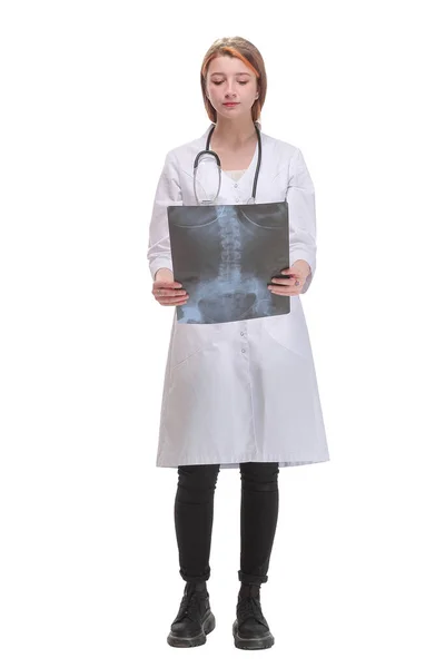 Vista frontale del medico donna che indossa lo stetoscopio guardando una radiografia — Foto Stock