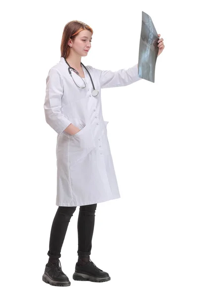 Vista frontal de la doctora usando estetoscopio mirando una radiografía —  Fotos de Stock