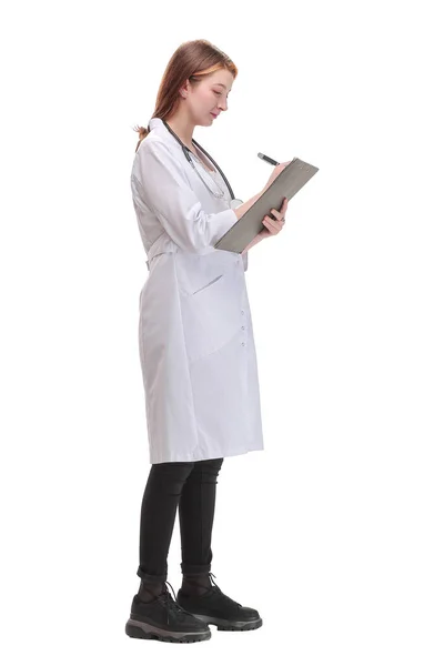 Vista lateral del médico femenino llenando el formulario médico en el portapapeles —  Fotos de Stock