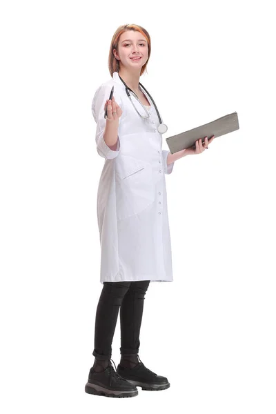 Вид сбоку женщины-врача, заполняющей медицинскую форму в буфере обмена — стоковое фото