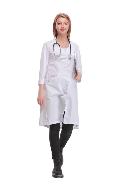 Imagen de una joven doctora sosteniendo un portapapeles y caminando hacia la cámara —  Fotos de Stock