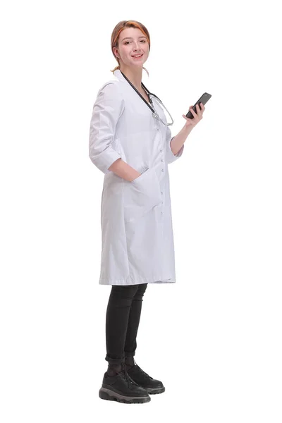 Comprimento total de jovem alegre em labcoat usando smartphone — Fotografia de Stock