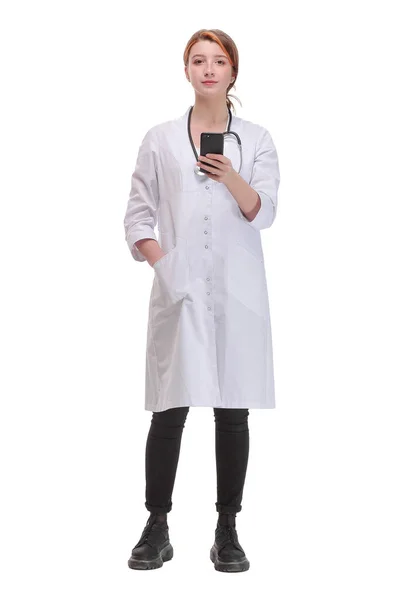 Přední pohled na mladé ženy lékař drží její smartphone — Stock fotografie
