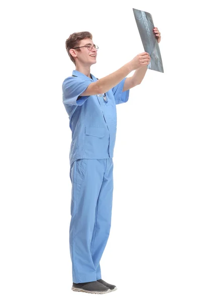 Unga sjukhusläkare som håller patienter röntgenfilm — Stockfoto