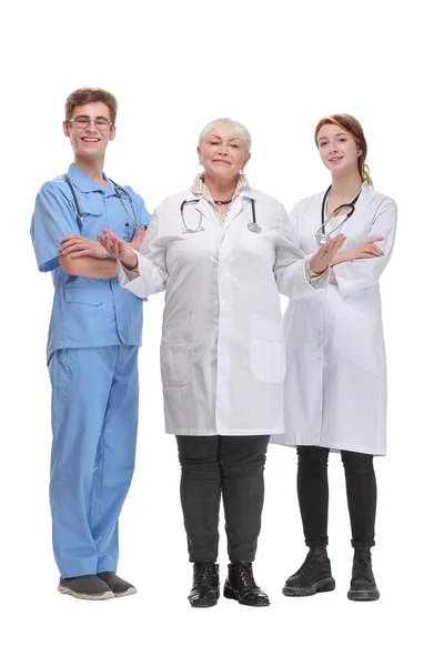 Retrato de uma médica com duas de suas colegas de trabalho contra fundo branco — Fotografia de Stock