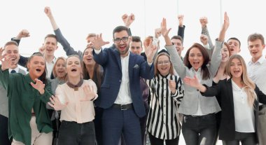 Mutlu bir grup genç çalışan ellerini kaldırdı.