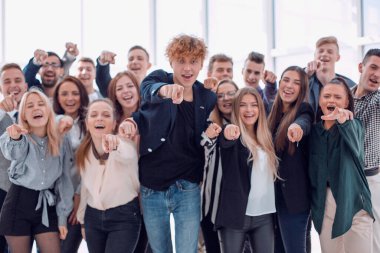 Mutlu gençlerden oluşan bir ekip kamerayı işaret ediyor..