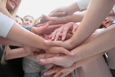 Kapat. Birliklerini gösteren çeşitli gençler.