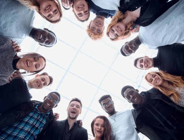 På nära håll. grupp ungdomar som står i en cirkel — Stockfoto